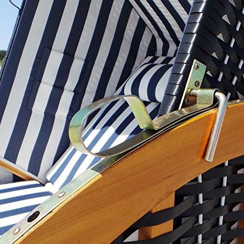 Nahaufnahme eines Strandkorbs mit blau-weißen Streifen.