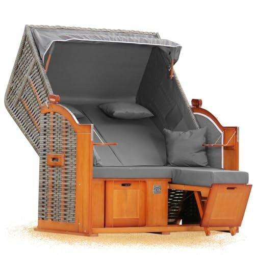 Moderner Strandkorb mit grauen Kissen