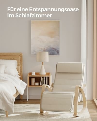Modernes Schlafzimmer mit Relaxsessel und Nachttisch