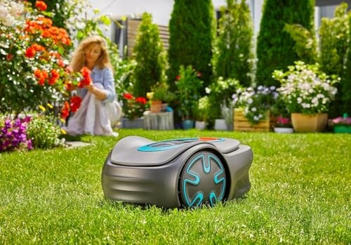 Mähroboter auf Rasen mit Frau im Garten
