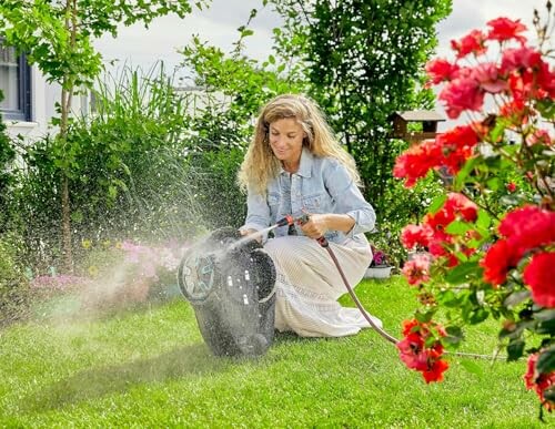Frau reinigt Rasenmäher im Garten